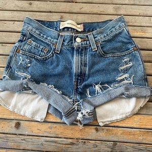 Vintage Levi’s 550 distressed jean shorts size 2